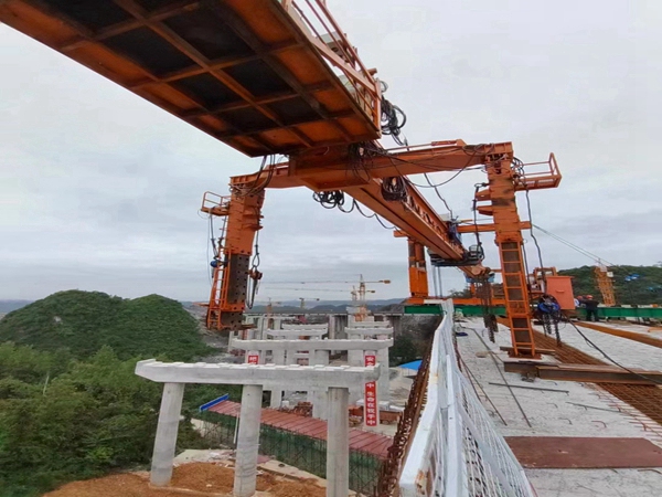 900型运梁车运梁至架桥机尾部喂梁